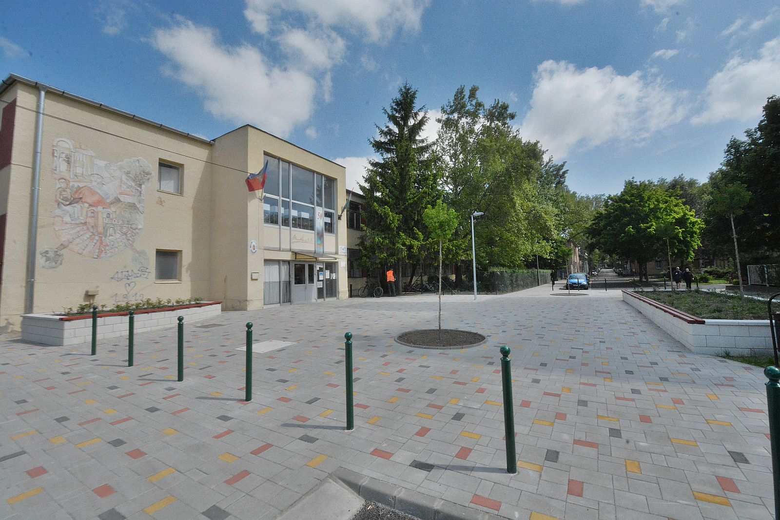 Elkészült az új tér a Munkácsy Mihály Általános Iskola előtt